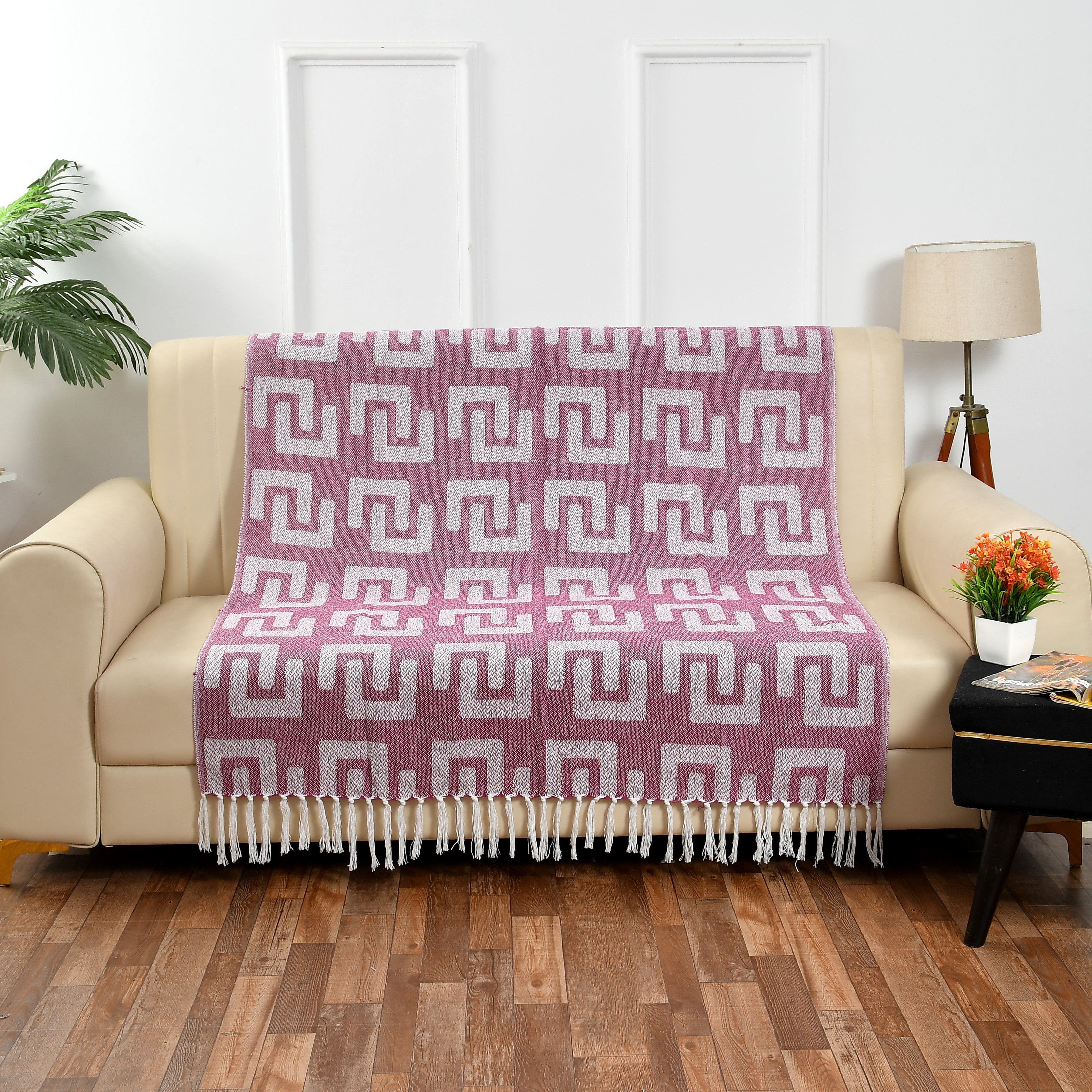 Cotton Handwoven Sofa Throw with Tassels – Pink & White Geometric Pattern | 125×150 cm | Weavers Hut