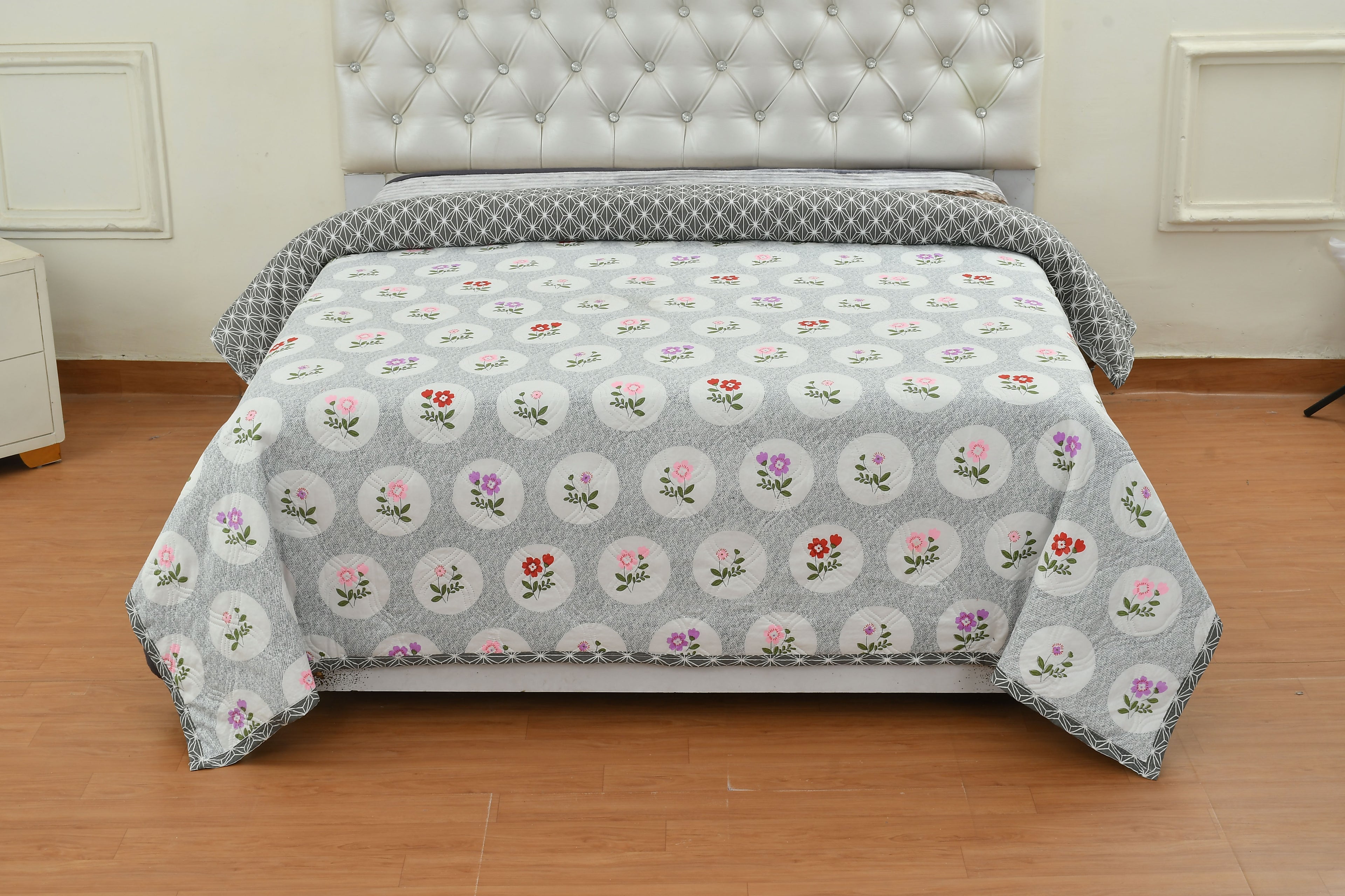 Ultrasonic Quilted Reversible Comforter – Floral Circle Grey | 75×90 inches